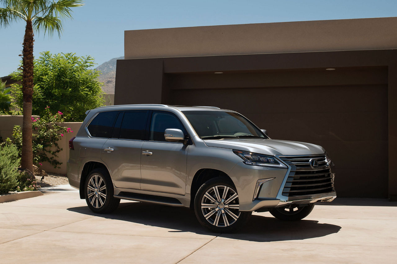 2016_Lexus_LX_570_001