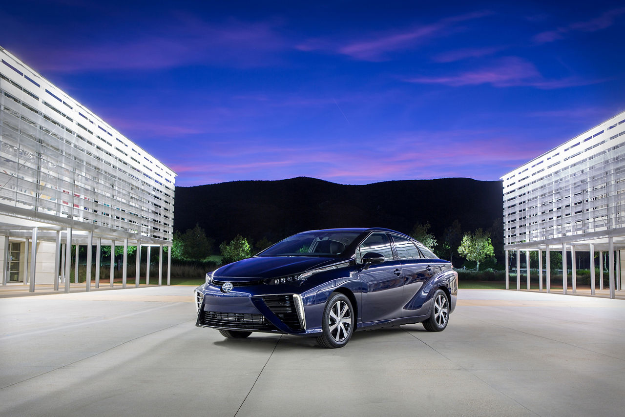2016_Toyota_Fuel_Cell_Vehicle_002